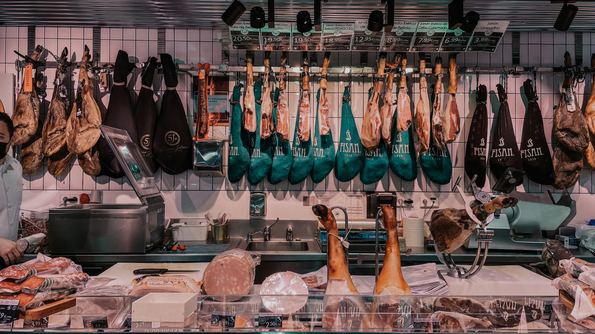 Vista interior de una carnicería profesional limpia y organizada con maquinaria industrial visible.