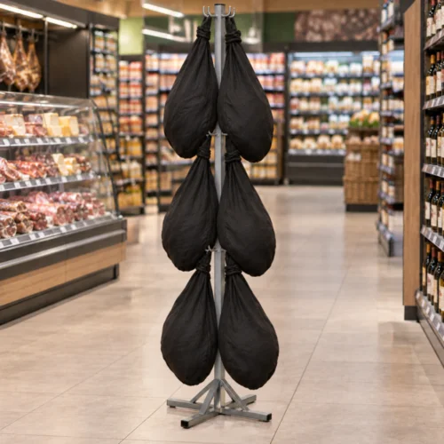 expositor de jamones en supermercado con jamones colgados