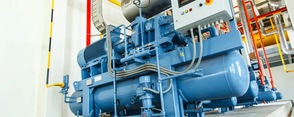 Central frigorífica industrial con compresores en una sala de máquinas