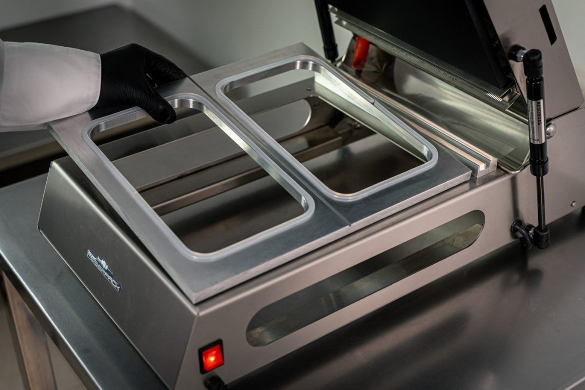 Close-up of the RP-RA300 manual tray sealer mould