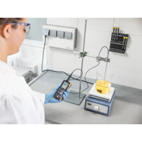 Medición de temperatura en líquidos con testo 110 · Liquid temperature measurement with testo 110