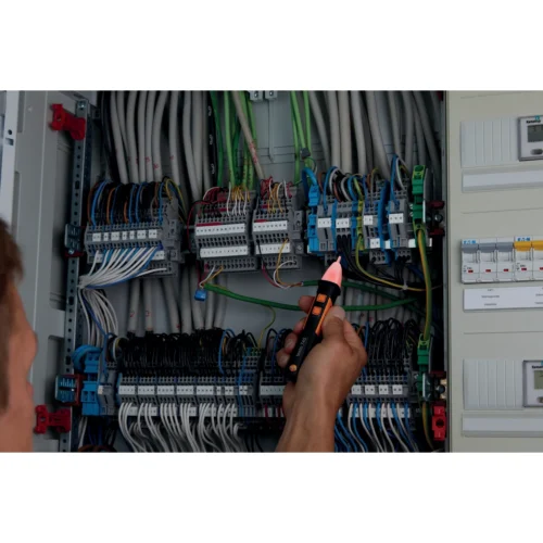 Detección de tensión en enchufe con testo 745 · Voltage detection at a socket with testo 745