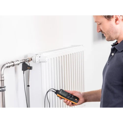 Medición de temperatura de ida y retorno con testo 922 · Flow and return temperature with testo 922