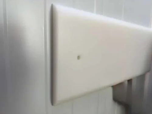 Protector de pared de polietileno blanco sobre pared de panel